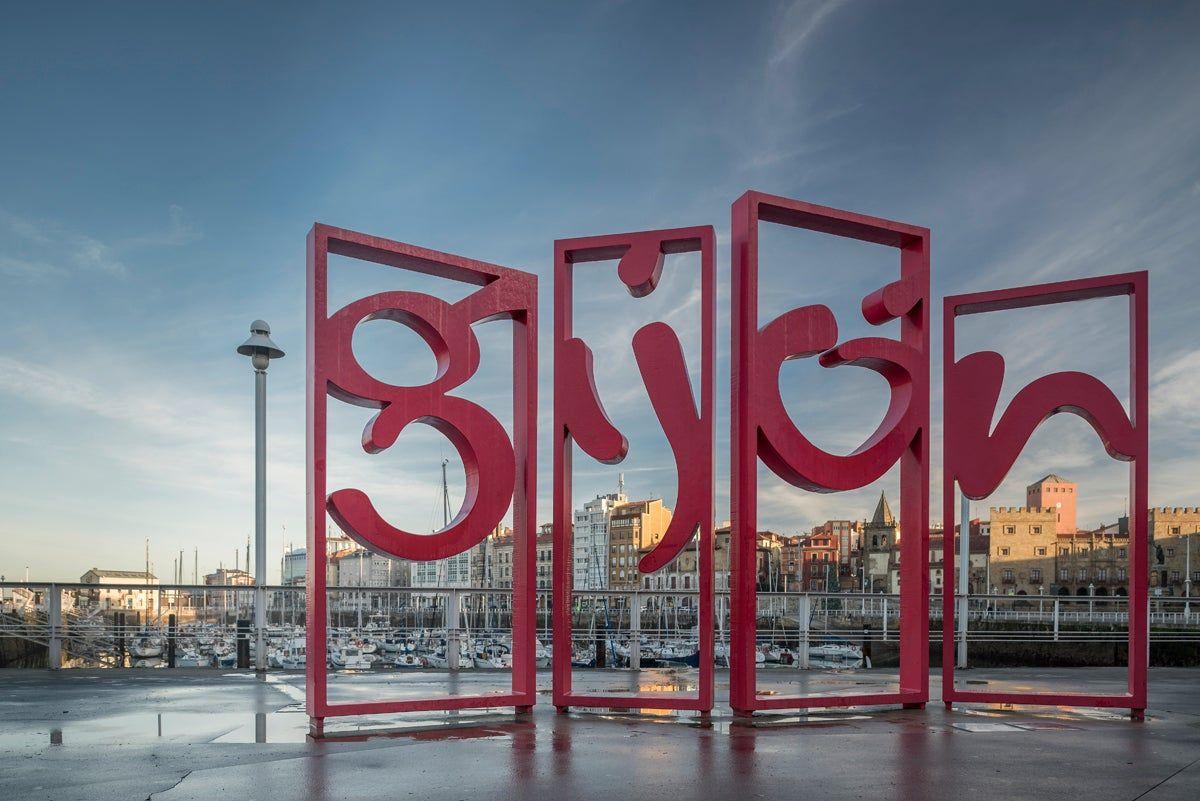 Las letronas, emblema de Gijón, con Puerto Deportivo y el barrio de Cimavilla de fondo