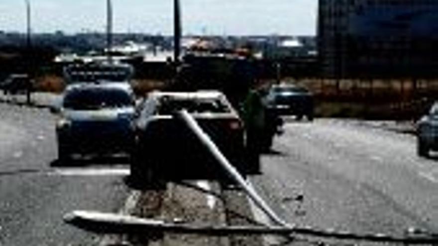 Un coche arrolla dos farolas en Villanueva