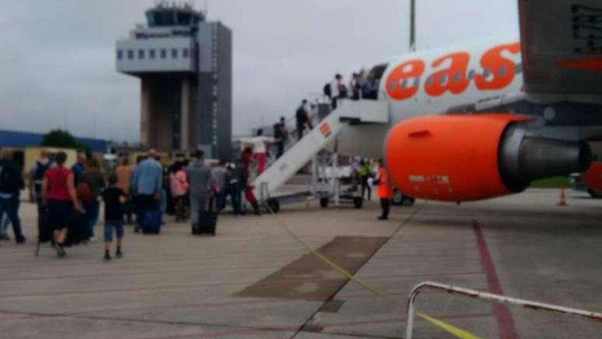 Los pasajeros, hacia las 20.15 horas de ayer, durante el embarque en el avión que les llevó finalmente de Asturias a Londres.