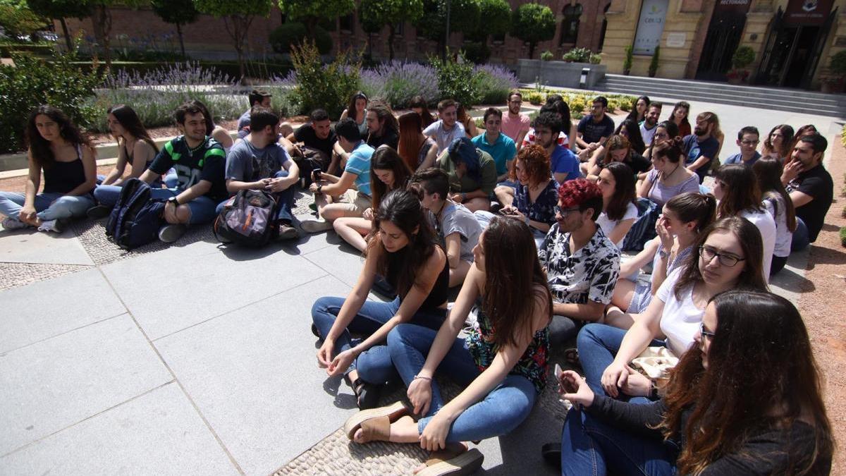 Sentada de estudiantes de la UCO por los cambios en la convocatoria de exámenes de septiembre