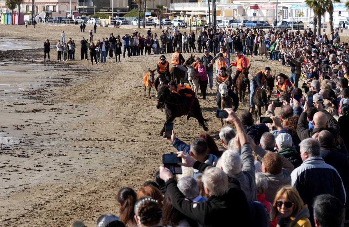Las imágenes de la carrera de caballos en la playa de Orpesa