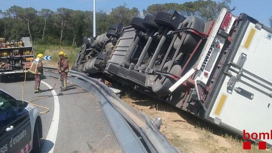 Un camió bolca a l&#039;Eix Transversal a Riudellots