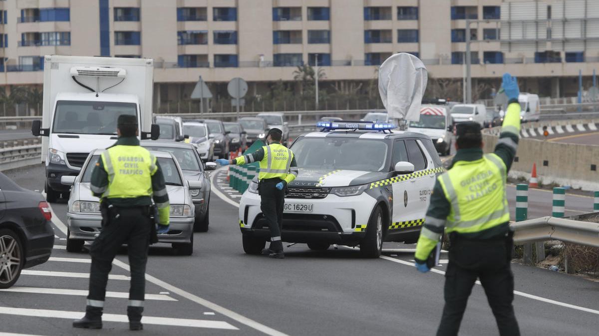 Control de la Guardia Civil en Port Saplaya, Valencia.