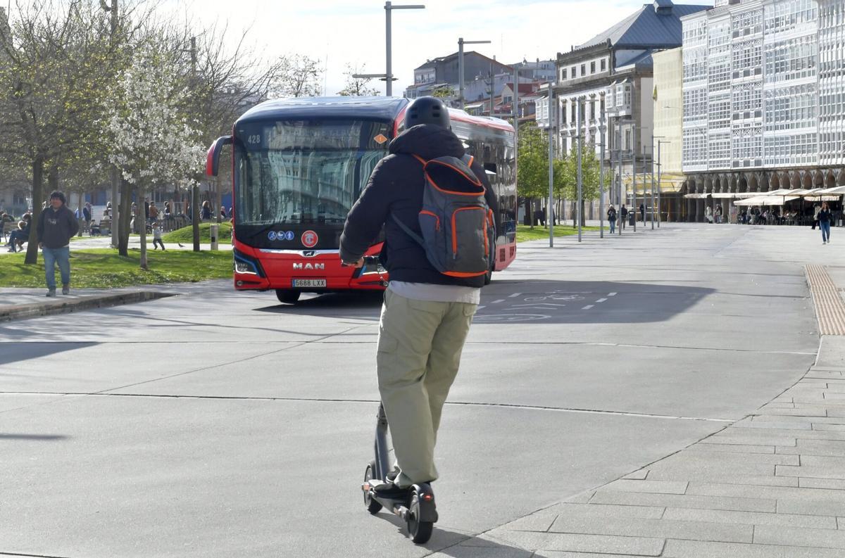 Usuario de patinete eléctrico en La Marina.