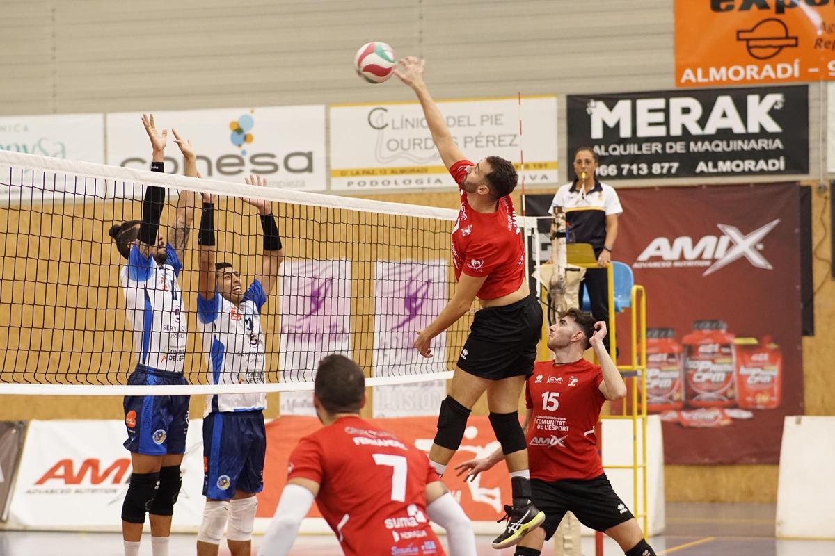 El equipo de voleibol de Benidorm se impuso a Almoradí en la jornada 4 de la Superliga 2 Masculina, logrando una importante victoria en tres sets (20-25, 23-25, 23-25).