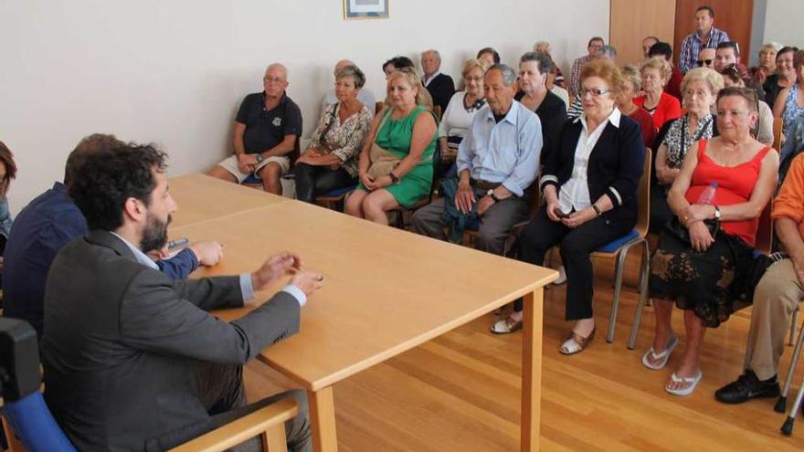 José María Prieto, a la izquierda, dirigiéndose a los vecinos ayer en Lastres.