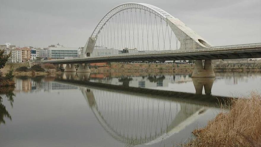 La instalación de leds en el puente Lusitania comenzará a final de mes