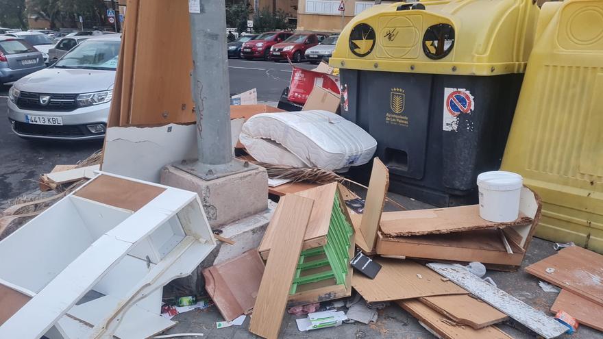 Limpian la calle dos veces por semana y siguen el abandono de trastos