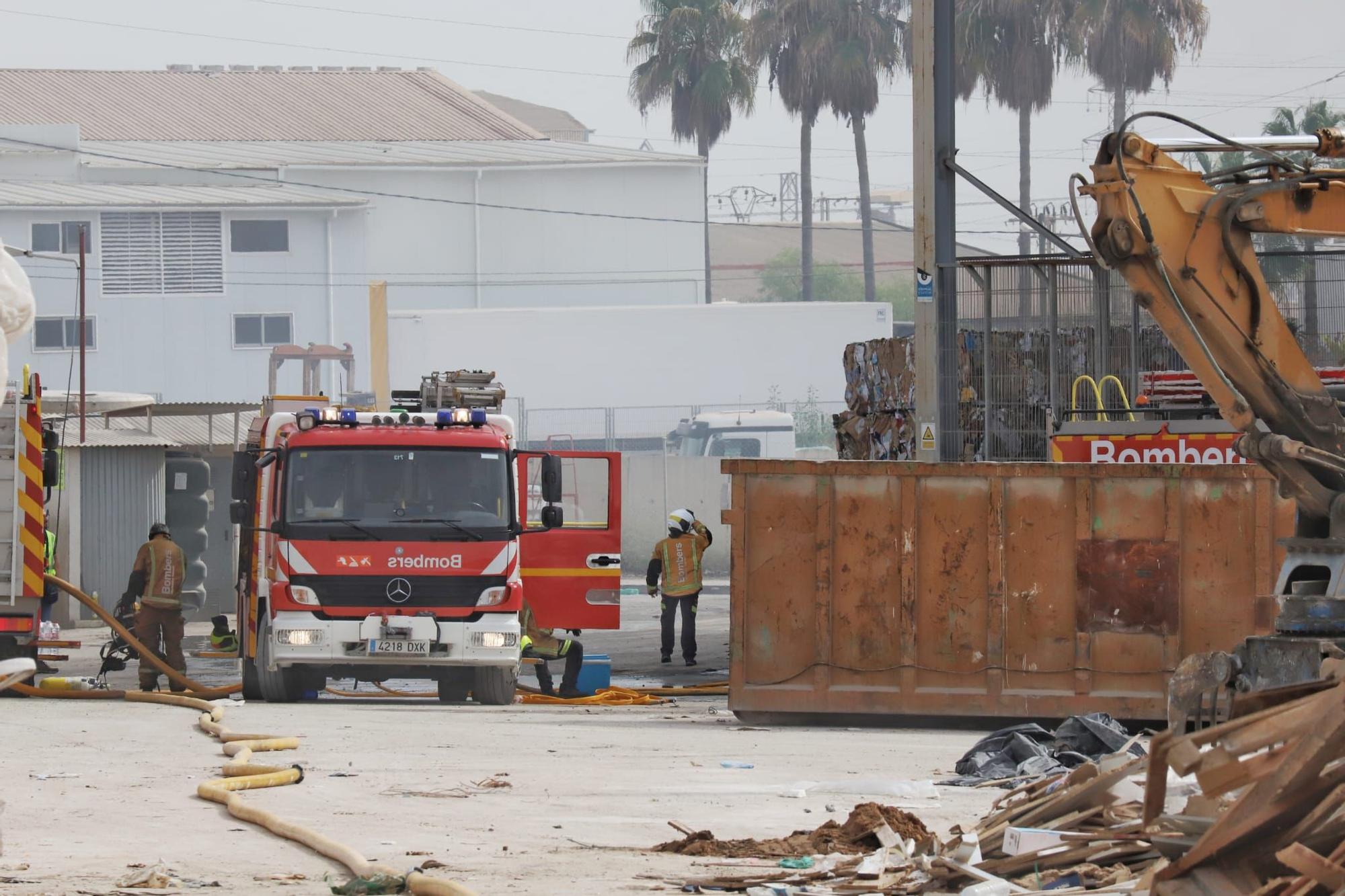 Un incendio en fábrica de San Vicente al explotar un vehículo