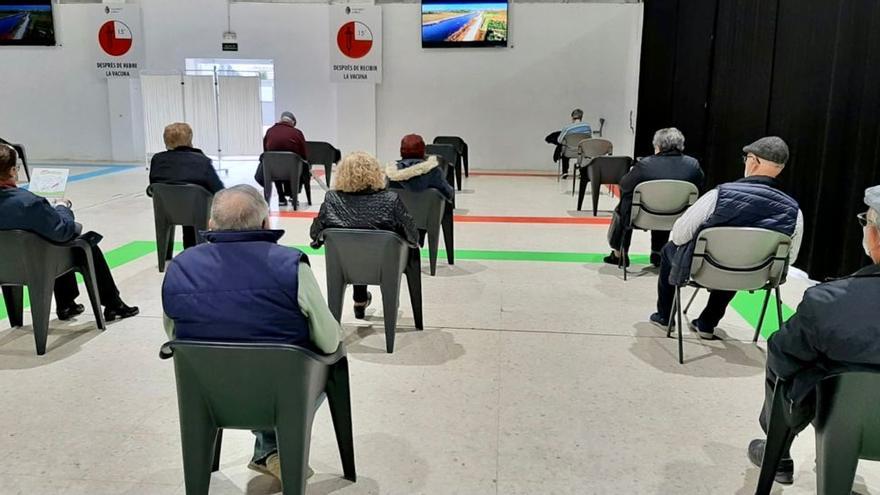 Vecinosde Silla esperan para ser vacunados en el nuevo espacio habilitado en  la Nau.