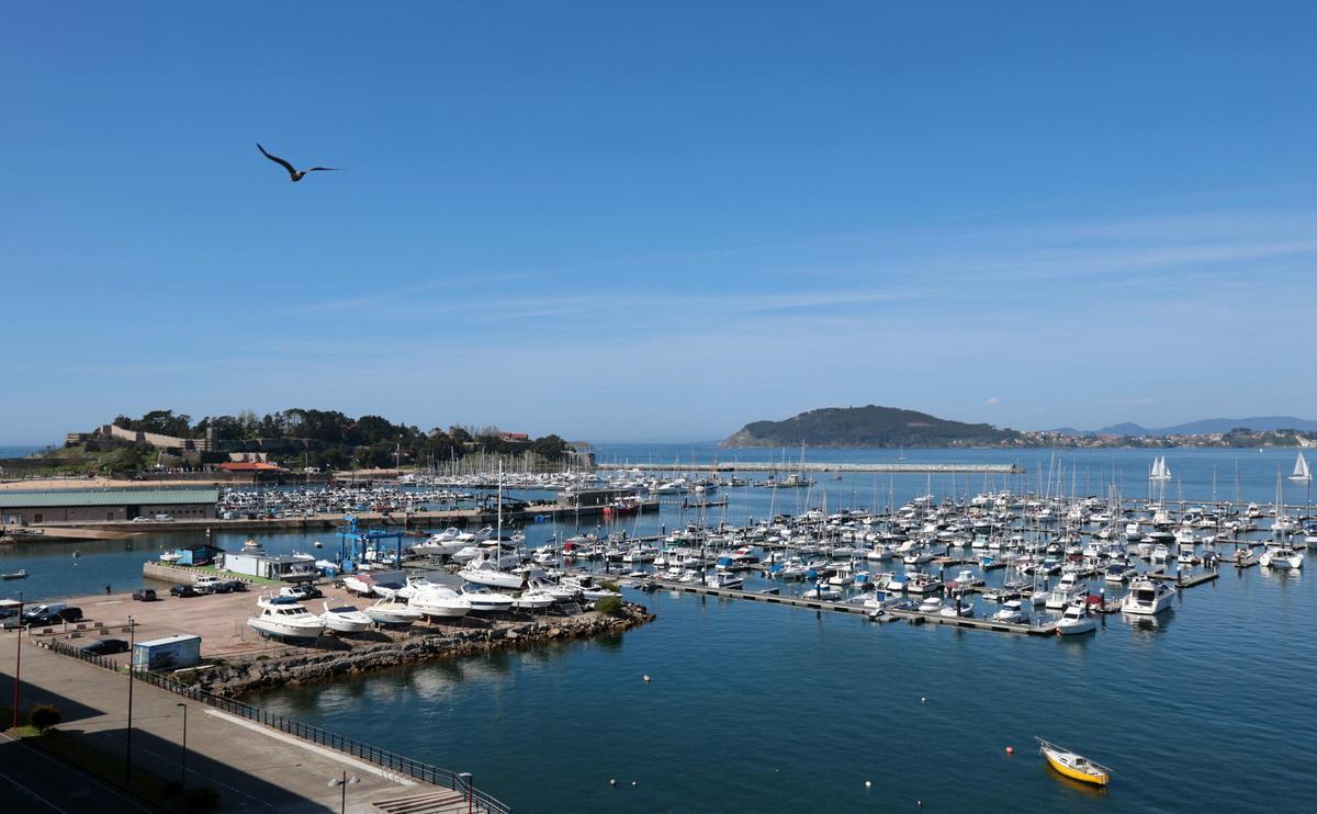 Vista del puerto deportivo de Baiona.