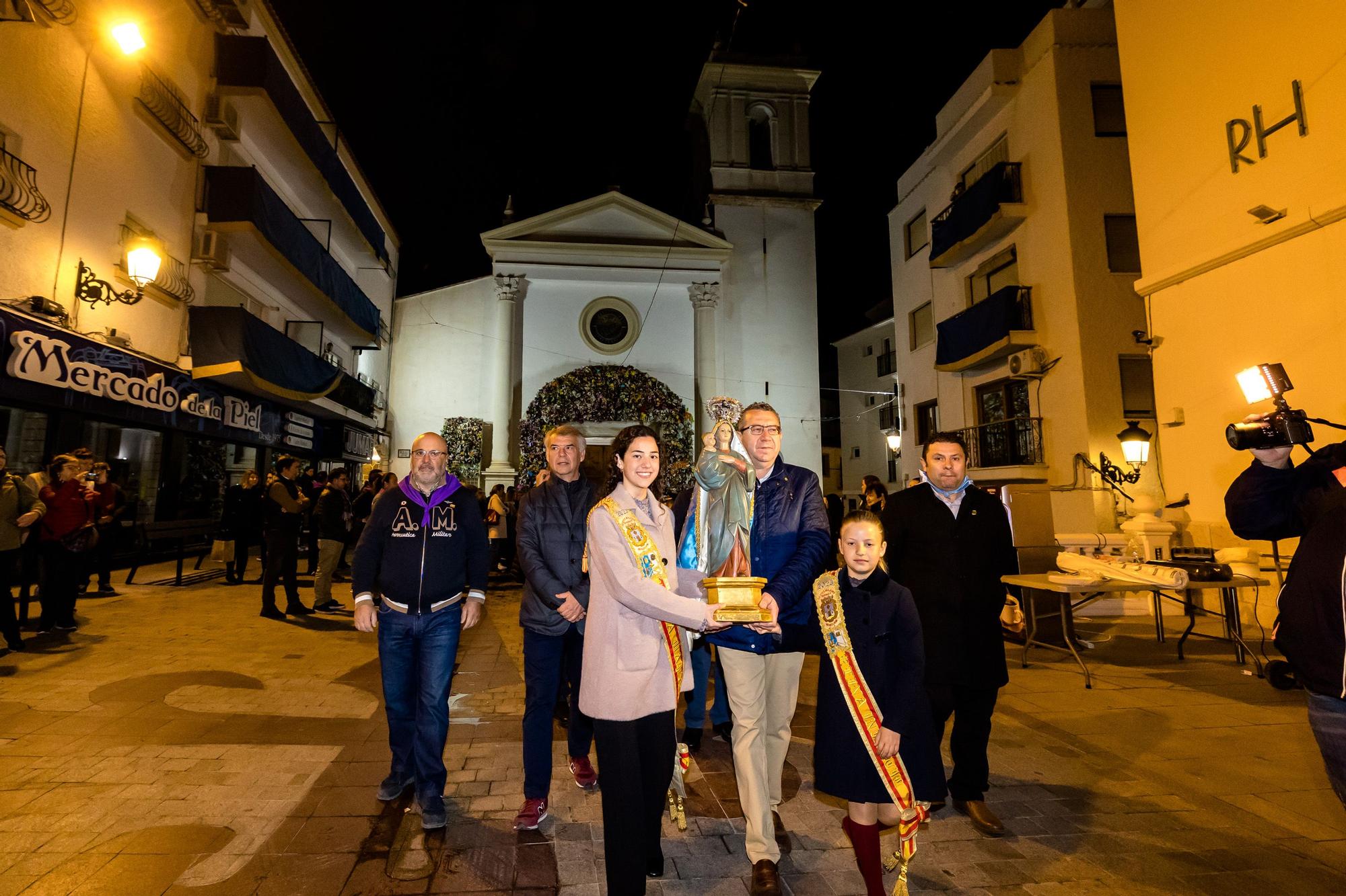 Devoción en Benidorm en la procesión de L'Alba