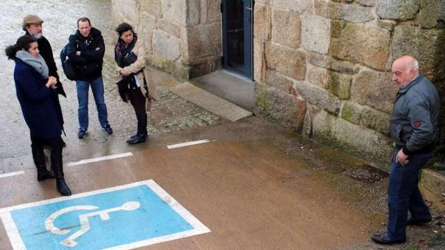 La visita cursada ayer a las obras de aseos accesibles en el Museo de la Salazón. // Muñiz