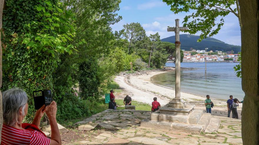 Carril presume de marisqueo y de su simbólica isla de Cortegada