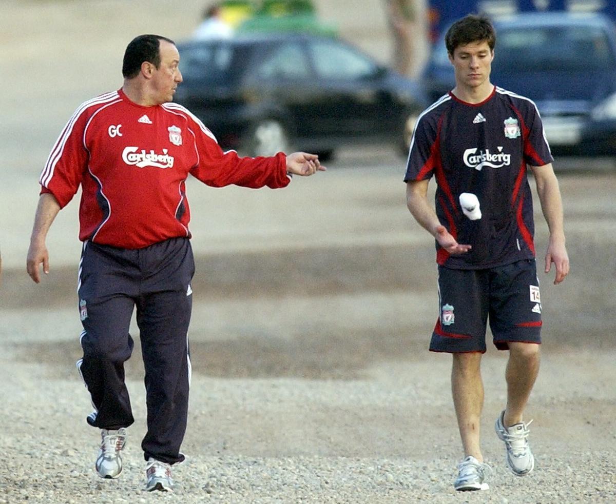 Rafa Benítez y Xabi Alonso, durante su etapa en el Liverpool.