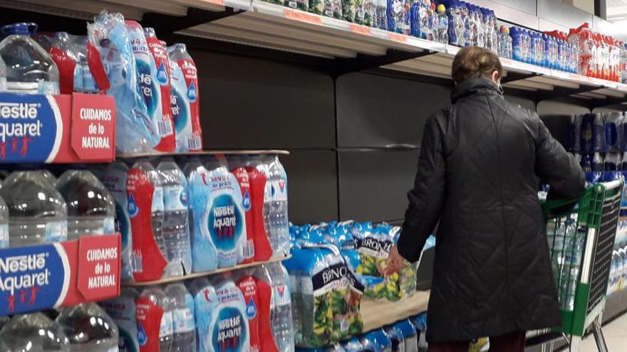 La demanda de agua se ha incrementado en los supermercados