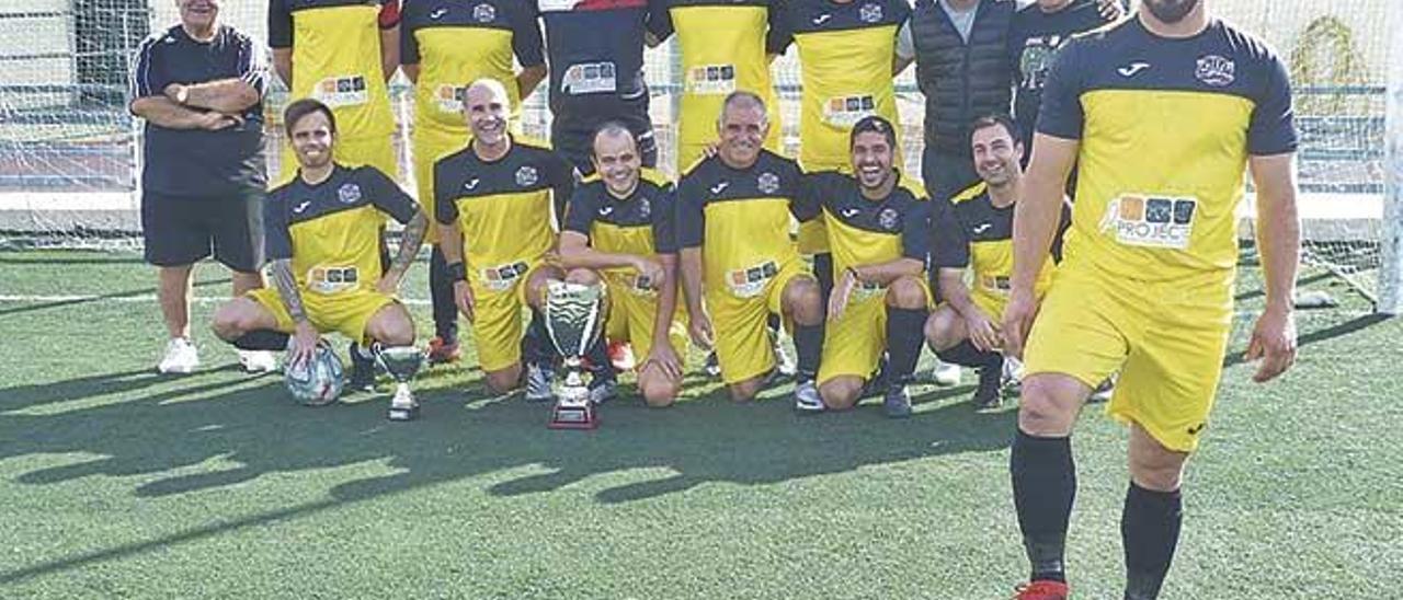 Patrik Pujol posa por delante de su equipo, el Projetes i Oficines, tras marcar ocho goles al FundaciÃ³ Esportiva Joan CerdÃ  de fÃºtbol-11 de empresa.