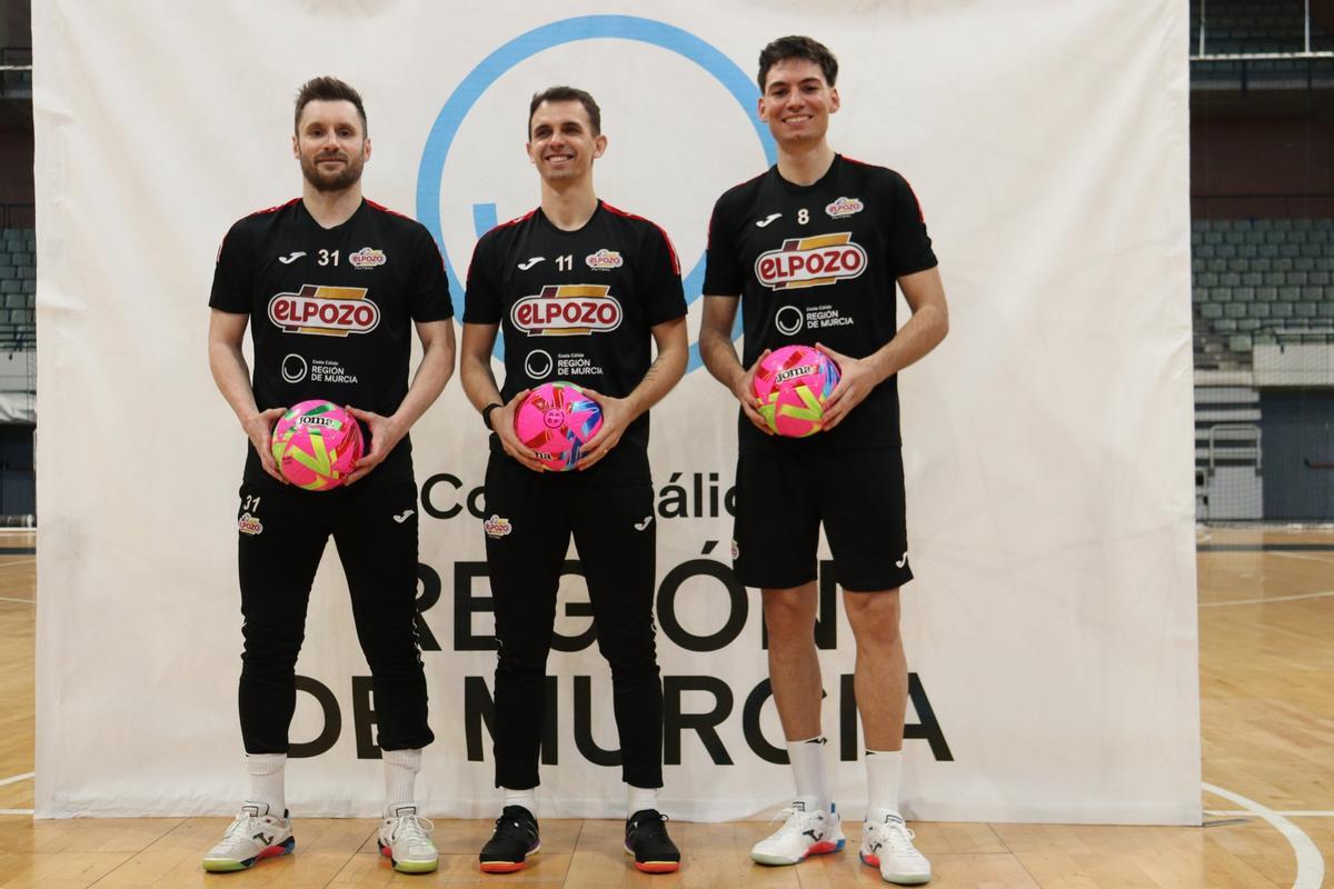 Los tres capitanes de ElPozo Murcia posan en la previa del derbi