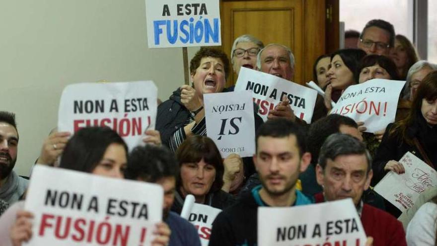 Los vecinos muestran carteles de rechazo al acuerdo. // G.S.