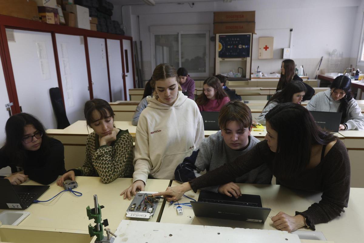 La docent Beatriz Ramírez treballant amb una placa d’Arduino amb l'alumnat.