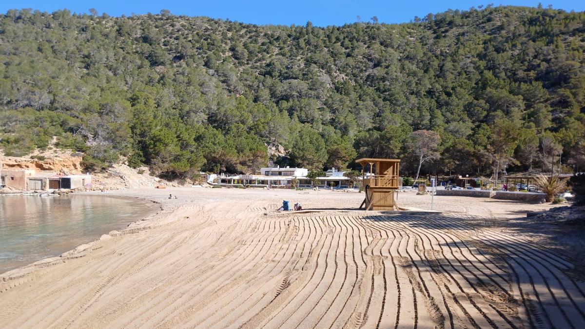 La playa de Benirràs, tras la limpieza