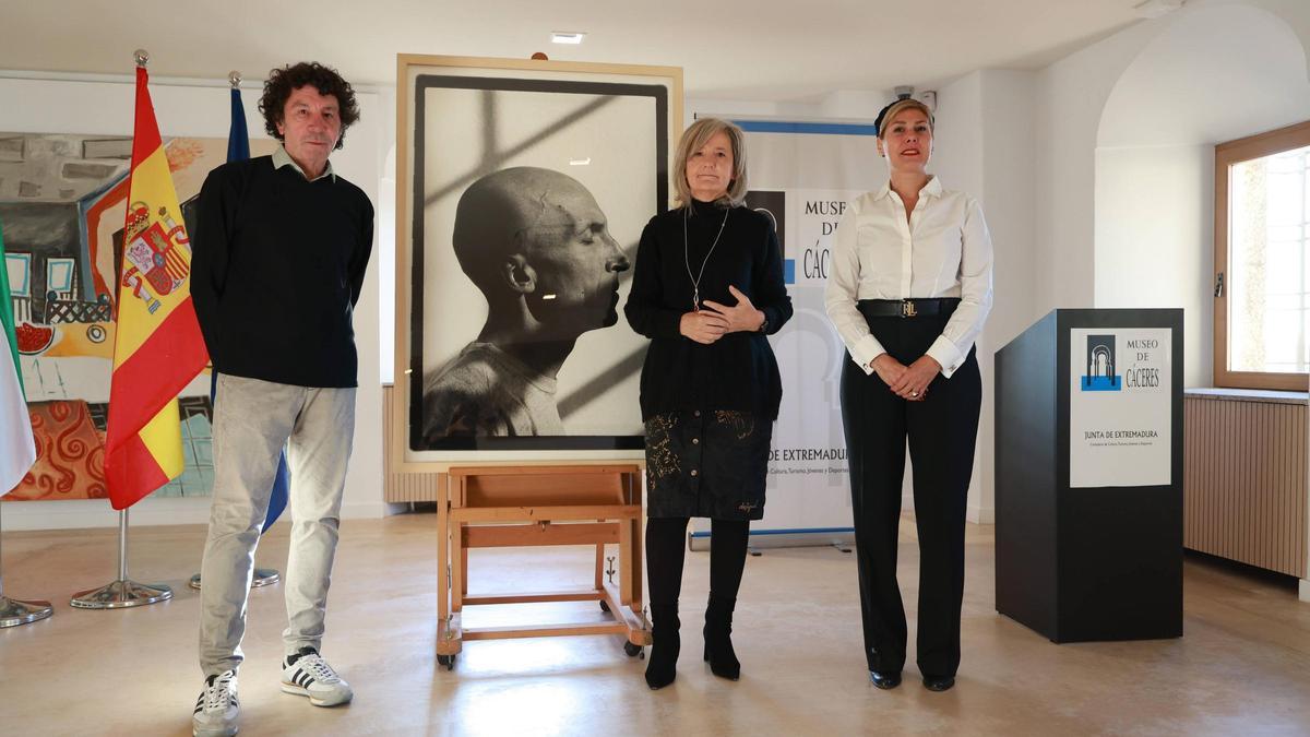 Genín Andrada, Victoria Bazaga y Raquel Preciados, directora del museo, con la obra.
