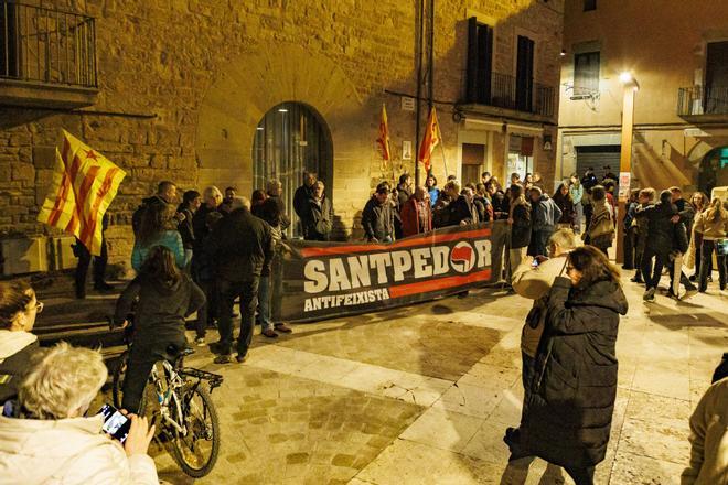 Càrregues al ple de Santpedor i un exregidor detingut: l'entrada d'Aliança Catalana al consistori provoca una tensa mobilització de rebuig
