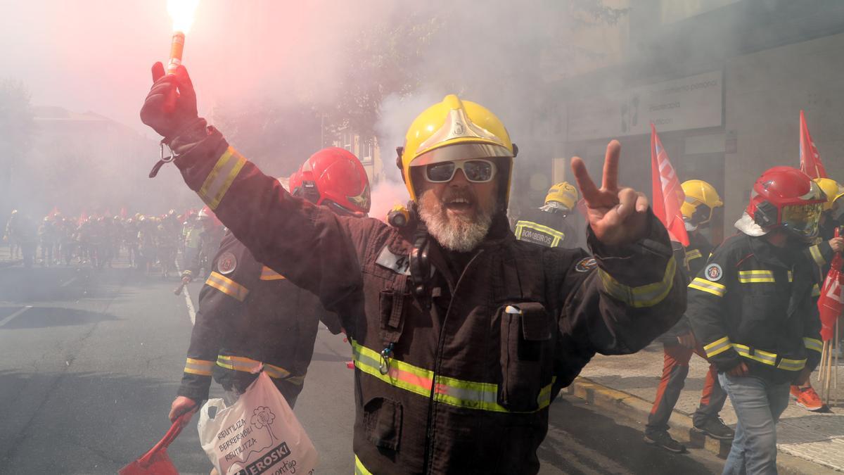 Manifestación hoy de los bomberos comarcales de Galicia  en Santiago para exigir un convenio colectivo.
