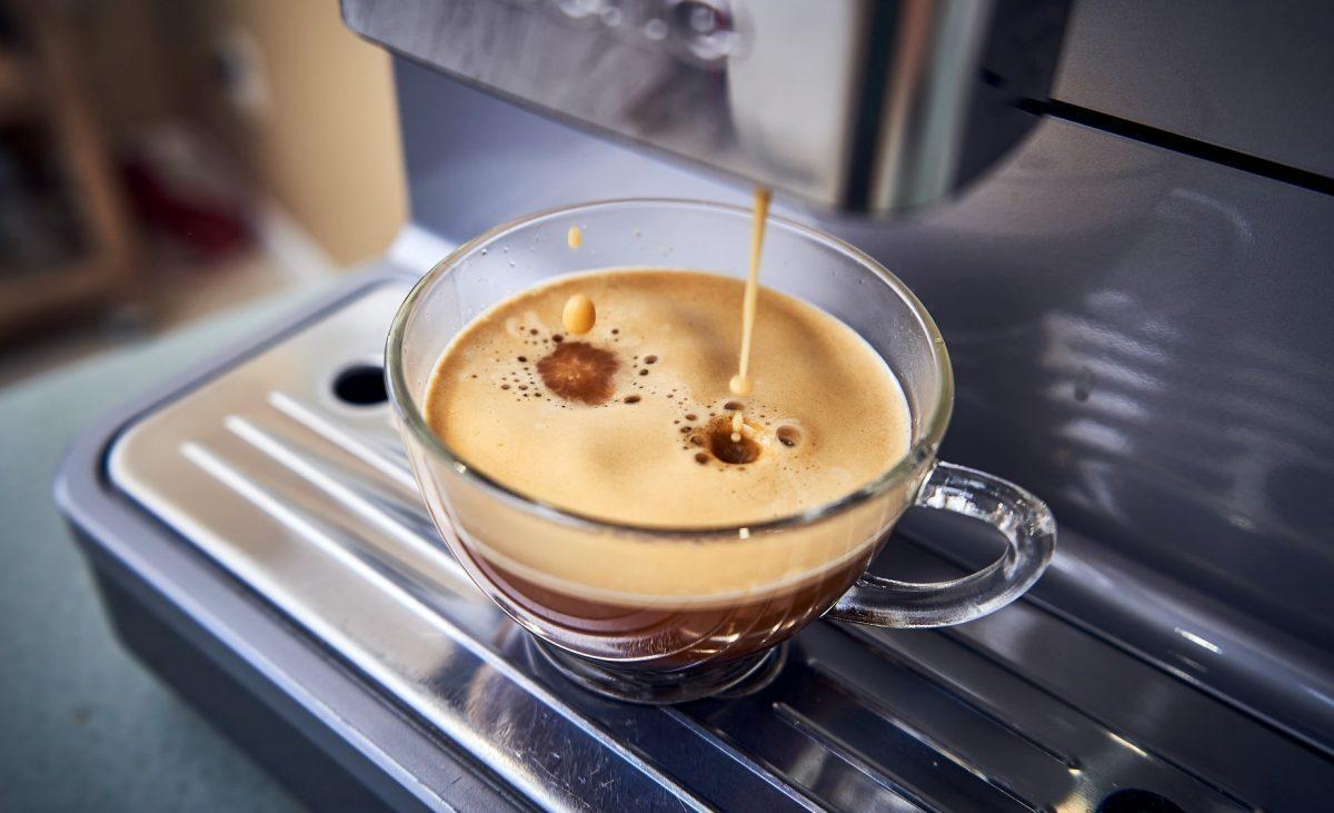Consumir más de 4 tazas de café al día no suele causar problemas graves