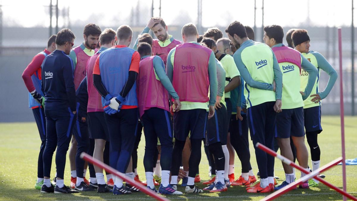 La plantilla del FC Barcelona durante un entrenamiento en la Ciudad Depotiva Joan Gamper