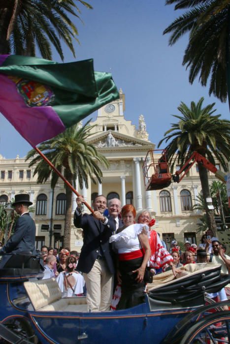 Con la entrega de la bandera de la ciudad a Andrés Olivares ha comenzado la romería hasta la Basílica de la Victoria este sábado por la mañana