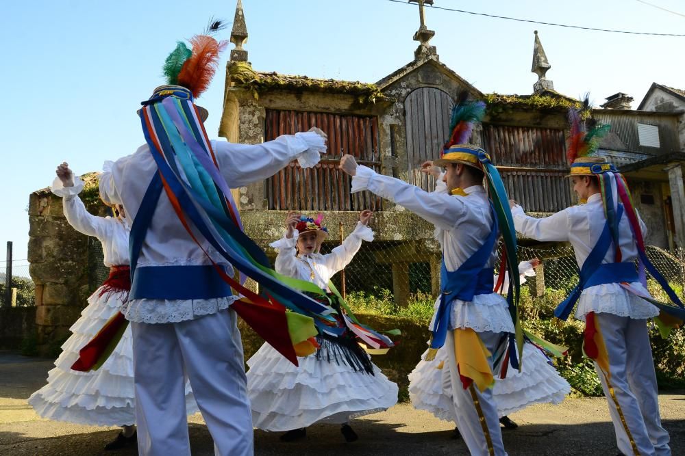 Colorido domingo de carnaval con el desfile de Cangas y la danza de Meira // Gonzalo Núñez