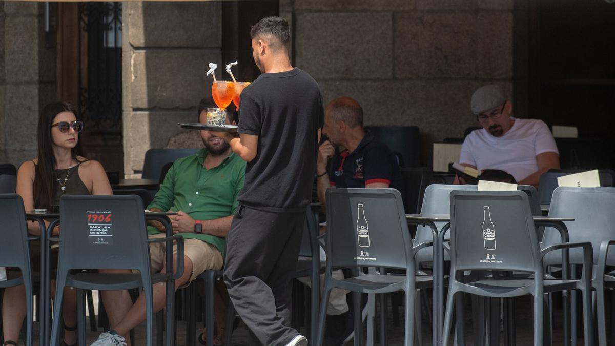 Un camarero sirve una mesa en A Coruña