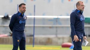 Xavi y Òscar Hernández, esperan a los jugadores en el entrenamiento del Barça.