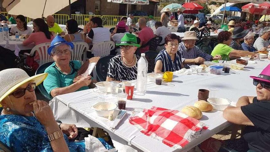 Los comensales llenan las mesas durante la comida de la fiesta de la vendimia celebrada ayer en Venialbo.