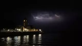 Una espectacular tormenta eléctrica ilumina el cielo de Asturias