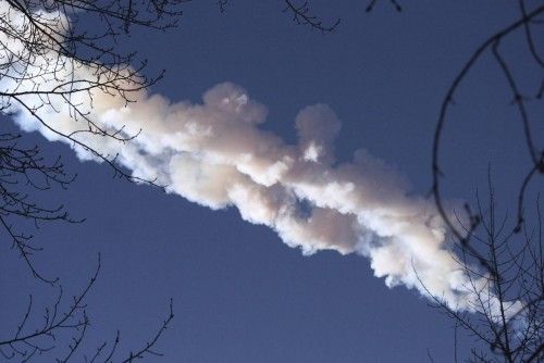 Estela de vapor dejada por un meteorito caído en la región rusa de Cheliábinsk