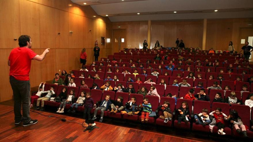 Los niños disfrutan esta mañana del espectáculo de Viravolta Títeres en Chapela. / Rafa Estévez