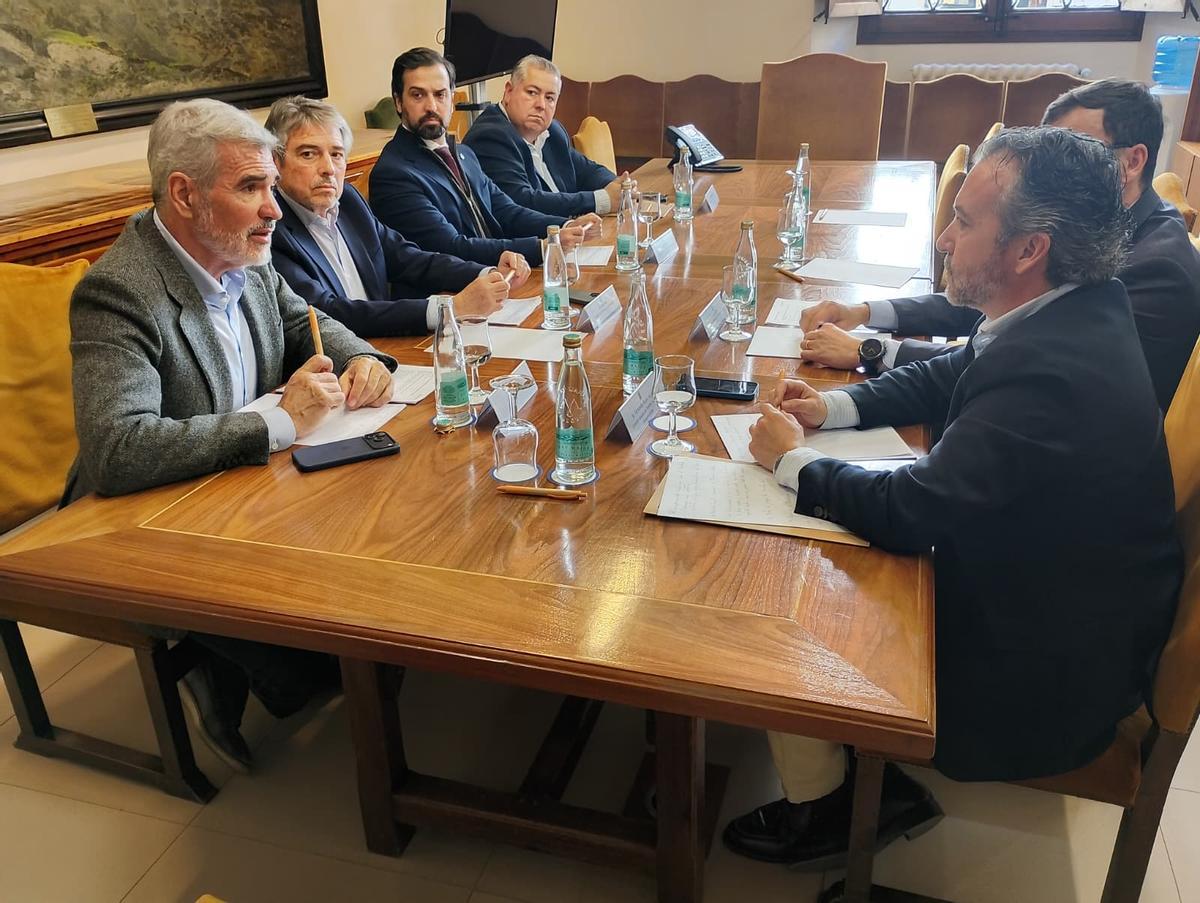 Imagend e la reunión mantenida esta mañana entre la patronal ANAVE y los responsables del departamento de Movilidad.