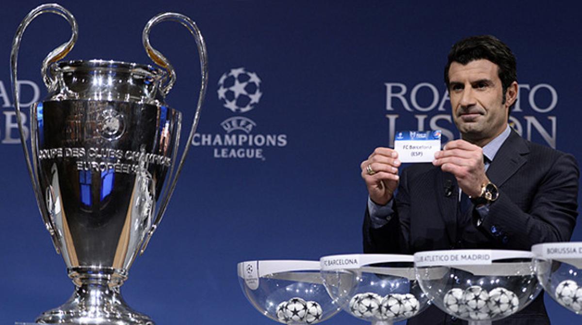 Luís Figo mostra la papereta amb el nom del FC Barcelona, rival del Manchester City en els vuitens de la Champions. Luís Figo mostra la papereta amb el nom del FC Barcelona, rival del Manchester City en els vuitens de la Champions.