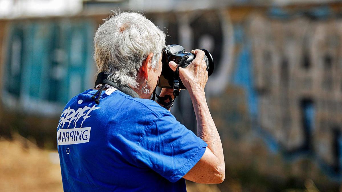 La fotoperiodista toma imágenes de murales con grafitis en Sant Antoni. | T. ESCOBAR