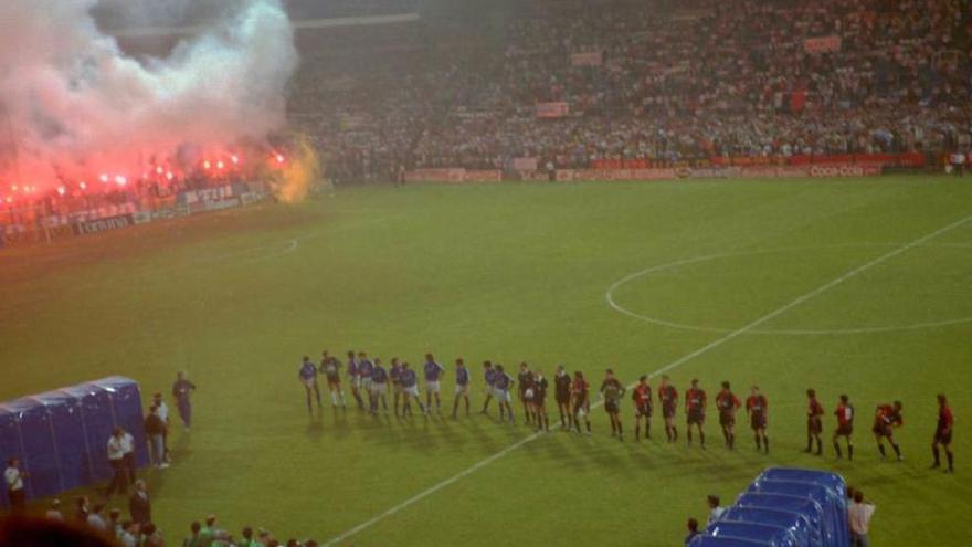 Los futbolistas de Oviedo y Génova se presentan antes del choque disputado en un abarrotado Tartiere.