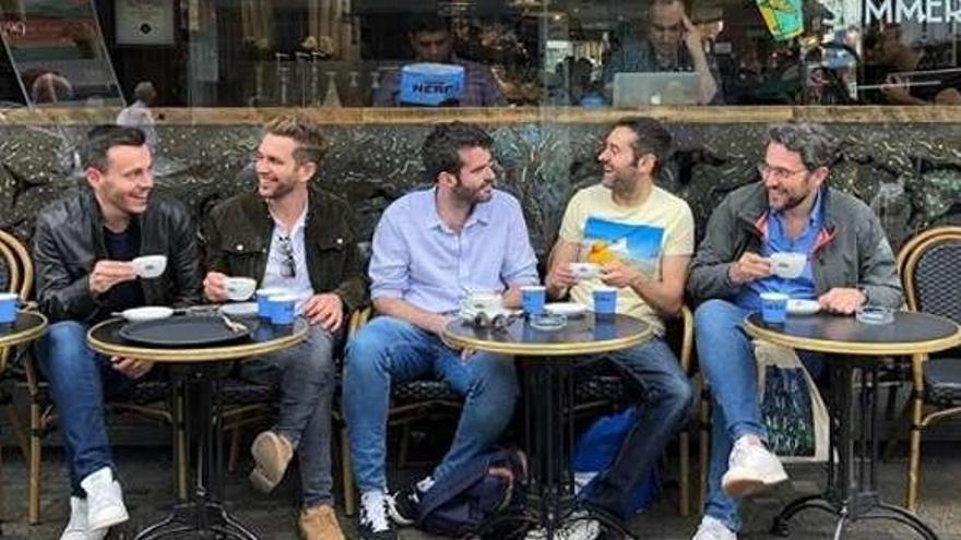 Màxim Huerta, junto a sus amigos en un café de Londres.