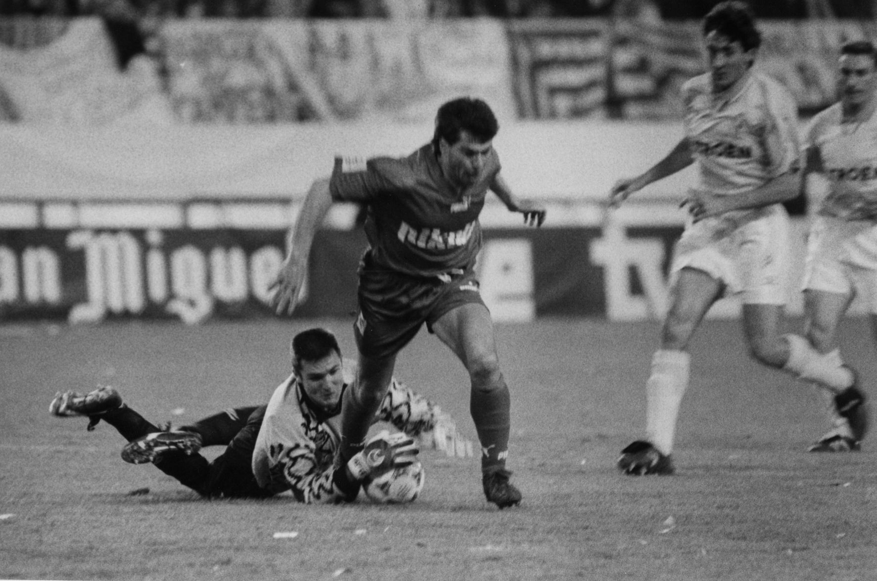 CA�IZARES 20-04-94 Magar Detiene un bal�n en la final de Copa, su gran espina con el Celta.jpg