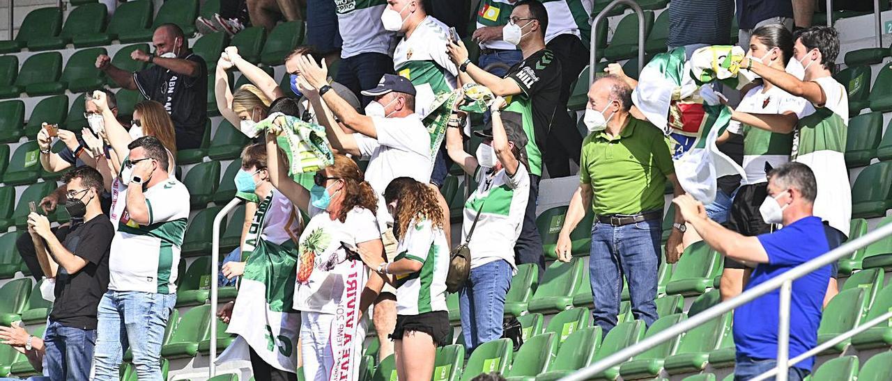 Aficionados del Elche, durante el último partido de Liga frente al Athletic Club de Bilbao. | MATÍAS SEGARRA