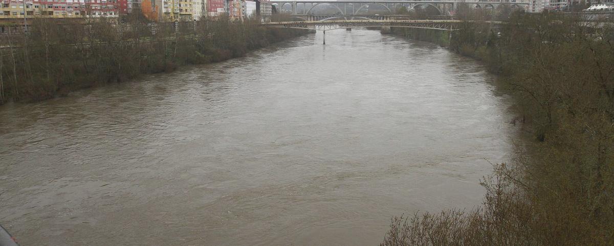 Así se encontraba el río Miño en Ourense este domingo. | |