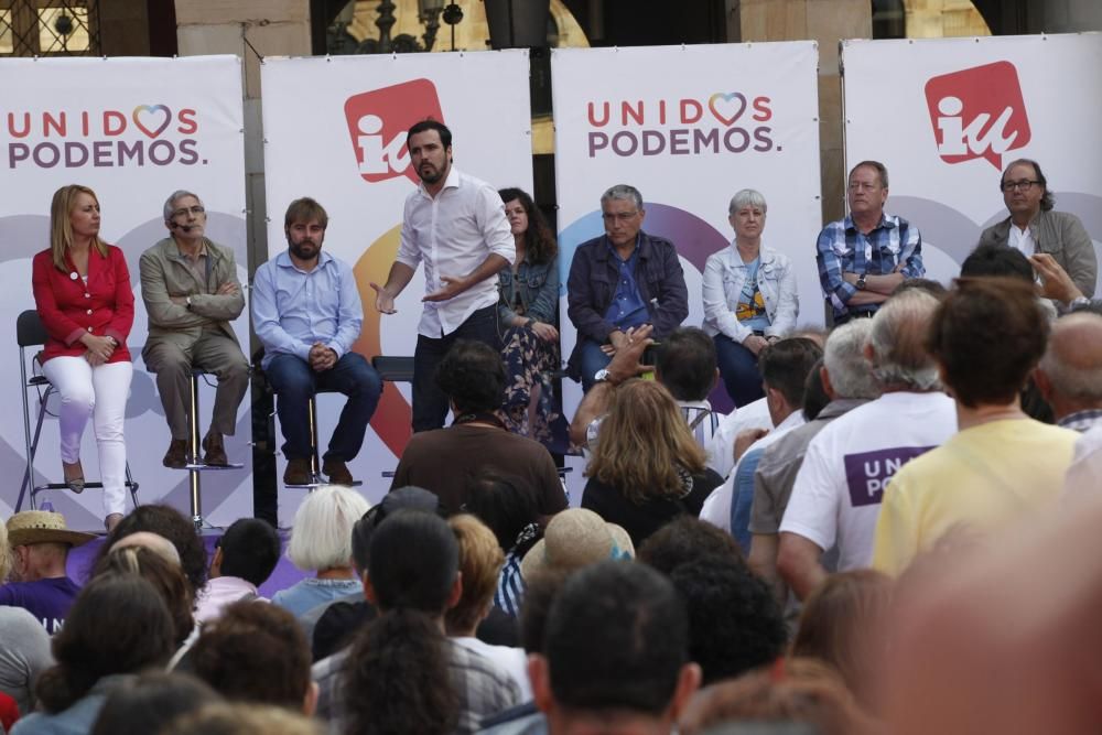 Alberto Garzón en un mitin de Unidos Podemos en la Plaza Mayor de Gijón