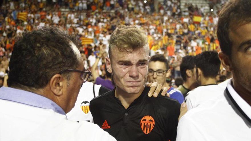 Lato llora desconsolado al terminar el partido, anoche, en el Carlos Belmonte.