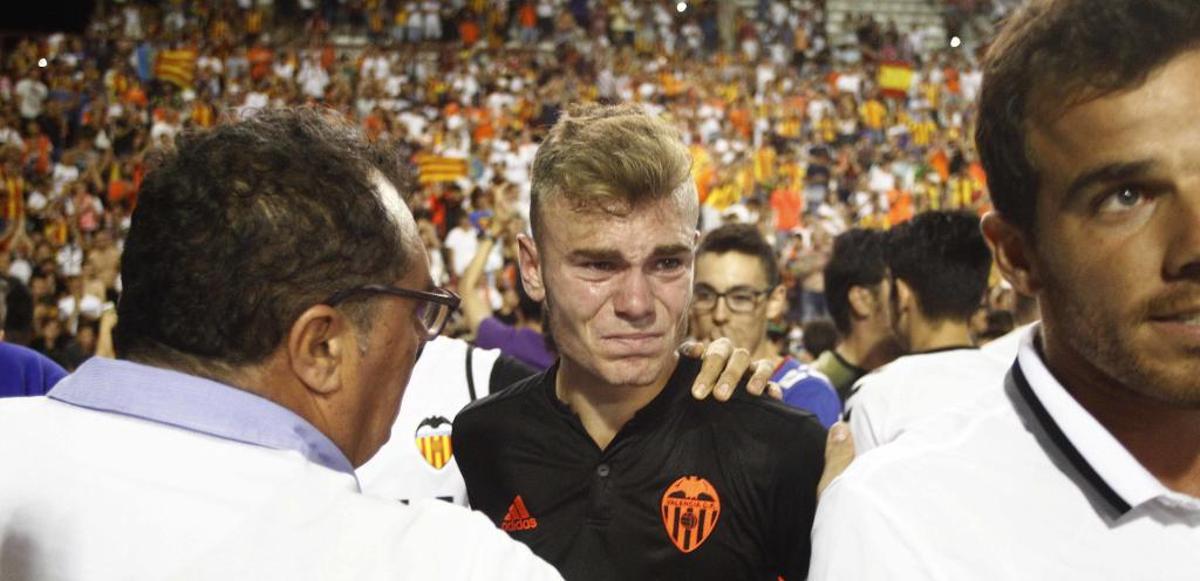 Lato llora desconsolado al terminar el partido, anoche, en el Carlos Belmonte.
