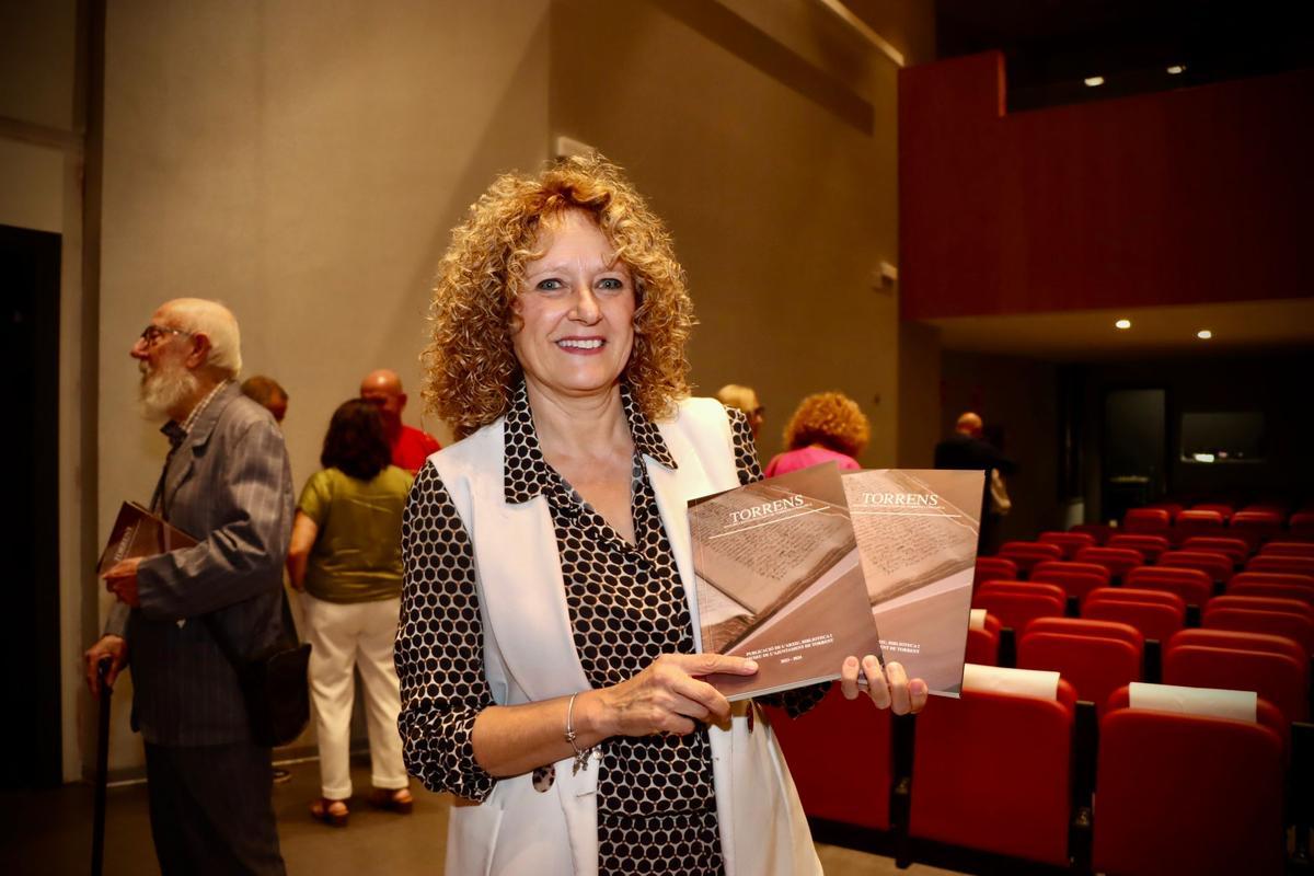 La alcaldesa con los dos volúmenes de Torrens